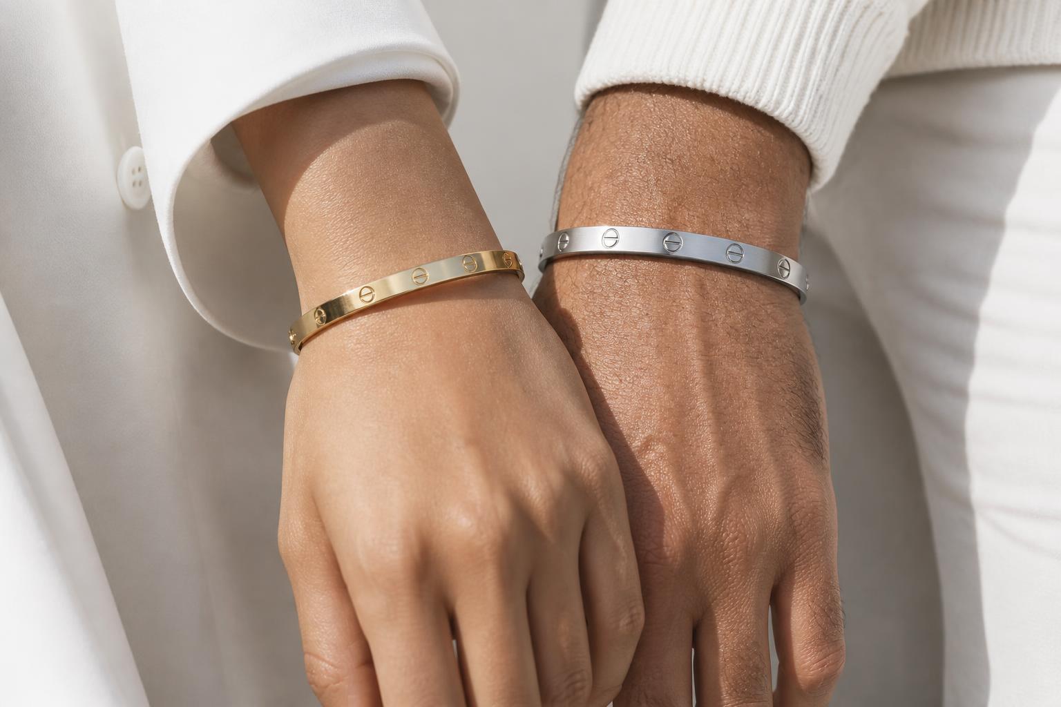 Armbänder in Gold und Silber auf Seide