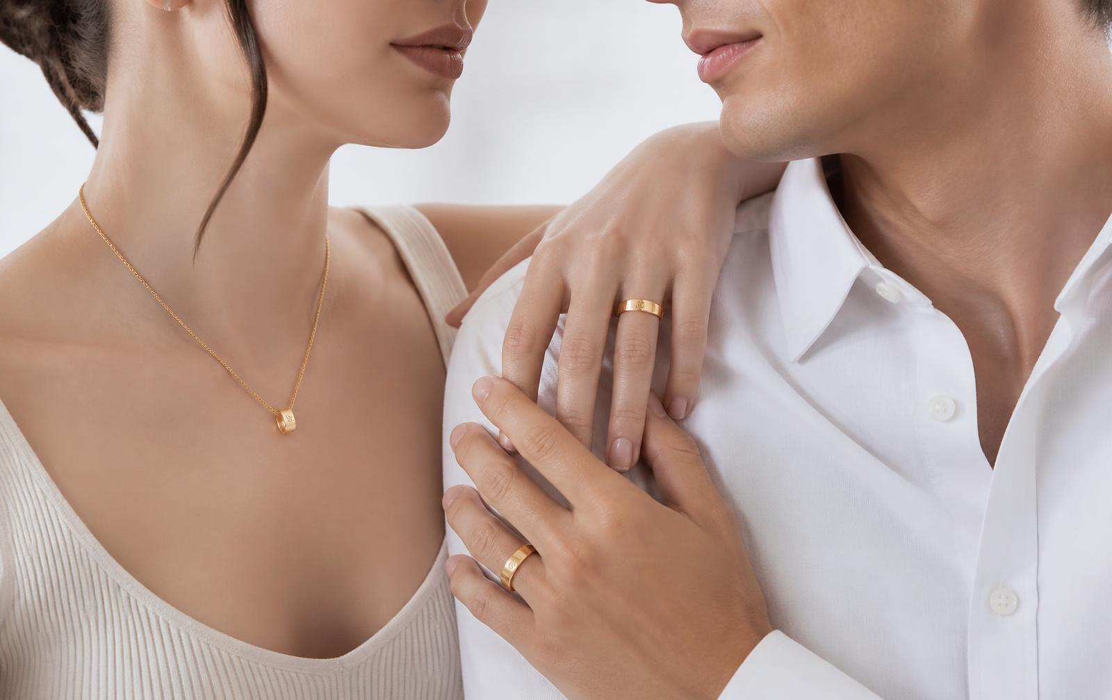 Schwarzer und goldener Ring auf dunklem Satin
